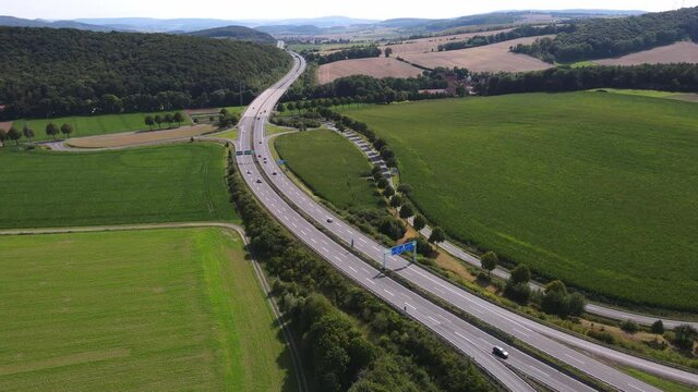 Luftaufnahme der Autobahn 38 bei Dramfeld Deutschland mit leichtem Verkehr