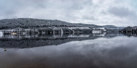 Fototapeta premium Schwarzwälder Titisee Wahrzeichen Winter
