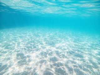 Fototapeta na wymiar Unterwasser Meer mit Wellen und Sand 