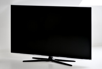 Moderner schwarzer Bildschirm, LED Fernseher mit Standfuß
