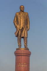 Fototapeta premium SAMARKAND, UZBEKISTAN: APRIL 27, 2018: Statue of Islom Karimov, former leader of Uzbekistan, in Samarkand, Uzbekistan
