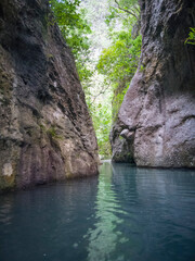 rio de agua turquesa entre las montañas y rocas