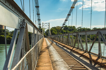 Obraz premium Affonso Pena steel bridge spanning the Paranaíba River, connecting Araporã, Minas Gerais, and Itumbiara, Goiás, Brazil. A stunning engineering structure in a scenic rural landscape