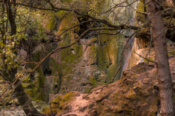 Cascada seca con colores de otoño