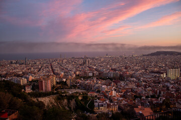 Fototapeta na wymiar Barcelona Katalonien Spanien Europa Großstadt von oben mit schönem Sonnenuntergang am Meer Bunkers del Carmel