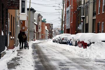 rue enneigée dans la ville de Québec en hiver