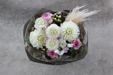 白いダリアとピンクの薔薇とススキのアレンジフラワー