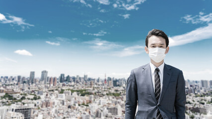 Fototapeta na wymiar マスクを着用した男性　都市風景