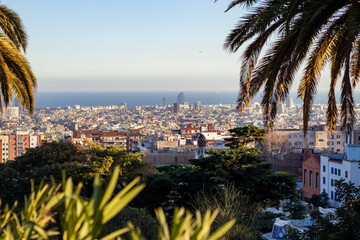  Foto von der Stadt Barcelona mit einem Palme im Vordergrund aus dem Park Güell Parc Guell in...