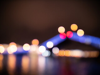 Russland Sankt Petersburg St. Petersburg Brücken Zugbrücke Hängebrücke Klappbrücke unscharf fotografiert mit bunten Lichtern  auf dem Wasser des Flusses Newa - obrazy, fototapety, plakaty