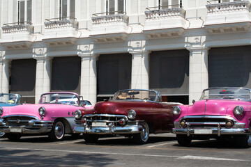 La Habana, Cuba, en la calle Agramonte al lado del Gran Hotel Manzana en La Habana Vieja hay muchos autos clásicos estacionados.