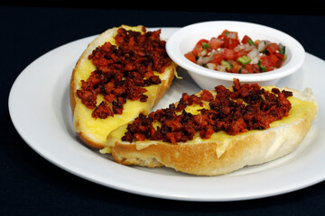 Molletes de chorizo
