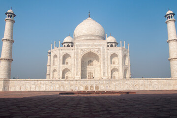 Fototapeta na wymiar A beautiful sunny morning at the Taj Mahal in Agra, India.