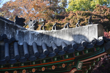 The shamanistic figure of a goblin, dragon, pig, monkey, etc. installed on the roof to prevent...