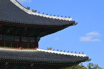 The shamanistic figure of a goblin, dragon, pig, monkey, etc. installed on the roof to prevent death or fire in a palace during the Joseon Dynasty.