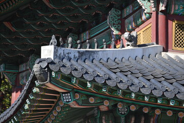 The shamanistic figure of a goblin, dragon, pig, monkey, etc. installed on the roof to prevent...