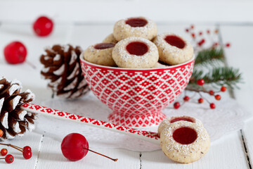 Weihnachtsplätzchen Husarenkrapfen Engelsaugen in Schale und auf einem Löffel