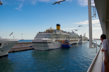 Riesiges Kreuzfahrtschiff Costa Favolosa im Hafen von Barcelona, Spanien - Modern cruiseship or...
