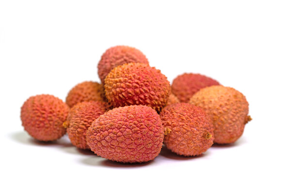 Fr&uuml;chte vom  Litschibaum, Litchi chinensis, vor wei&szlig;em Hintergrund