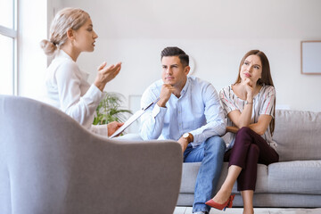 Obraz premium Psychologist working with young couple in office