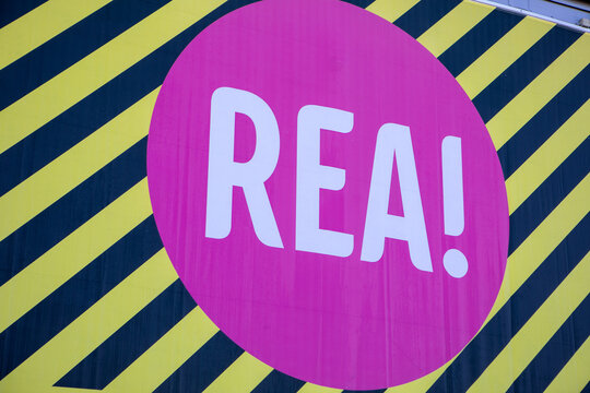 sign on a wall with the text REA which is the short name for "Realisation" in Swedish (clearance or sale in English)