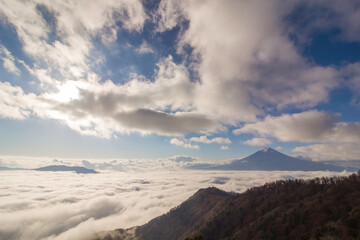 三ッ峠山から見る冠雪した富士山と雲海