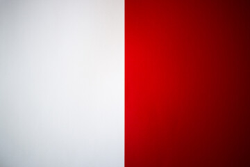 Obraz premium White and red vertically divided colored paper background