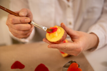 DIY potato print. handmade gift wrapping with an exclusive print pattern.