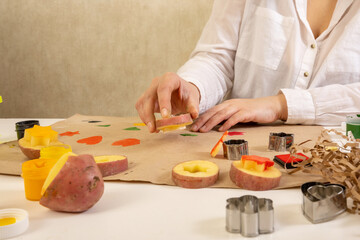 Obraz na płótnie Canvas DIY potato print. handmade gift wrapping with an exclusive print pattern.
