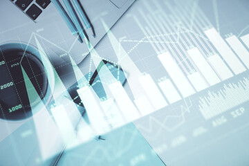 Obraz premium Double exposure of forex graph drawing over desktop background with computer. Concept of financial analysis. Top view.