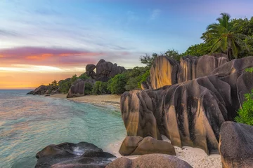Cercles muraux Anse Source D'Agent, île de La Digue, Seychelles coucher de soleil sur une plage tropicale au paradis sur anse source d& 39 argent sur ladigue, seychelles