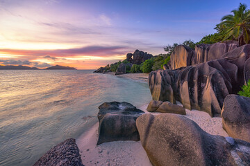 zonsondergang op tropisch strand in het paradijs op anse source d& 39 argent op ladigue, seychellen