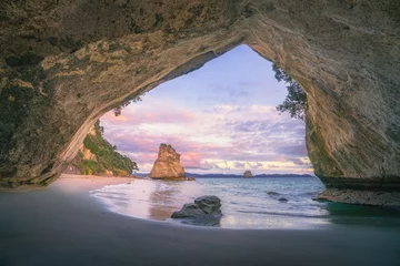 Fototapeten Blick von der Höhle am Cathedral Cove Beach bei Sonnenaufgang, Coromandel, Neuseeland © Christian B.