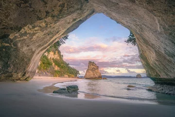 Outdoor-Kissen Blick von der Höhle am Cathedral Cove Beach bei Sonnenaufgang, Coromandel, Neuseeland © Christian B.