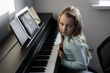 The sad girl doesn't want to play the piano. Distance learning problems