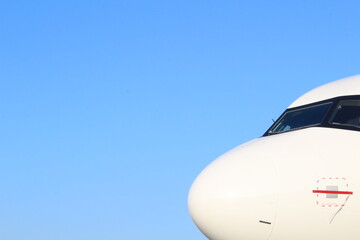 Nahaufnahme Flugzeugrumpf mit blauem Hintergrund 
