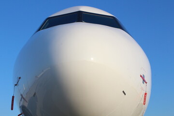 Nahaufnahme Flugzeugrumpf mit blauem Hintergrund 