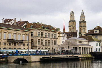 Fototapeta premium Stadt Zürich Fluss Tram Wasser