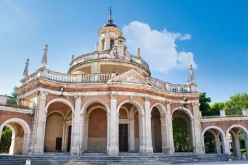 Obraz premium Iglesia de san Antonio de Padua en Aranjuez, templo de estilo barroco con galeria porticada