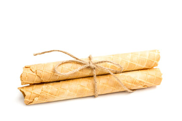 Waffle roll, rollos de galletas sobre fondo blanco liso y aislado. Vista de frente y de cerca. Copy space