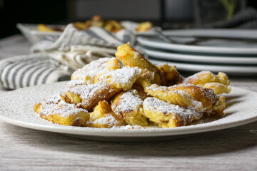 Kaiserschmarrn mit Puderzucker auf einen Teller