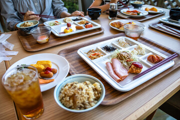 朝食のビュッフェ