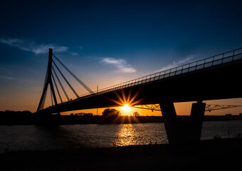 Obraz premium Brücke im Sonnenuntergang