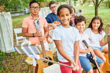 Kinder Musik Band macht ein Selfie vor dem Auftritt