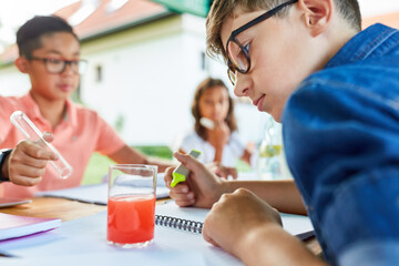 Kinder lernen im Chemie Nachhilfe Ferienkurs