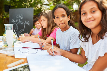 Kinder bei Chemie Nachhilfe Unterricht im Ferienkurs