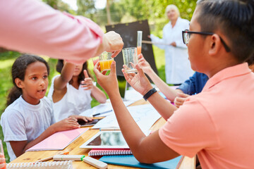 Kinder machen Experiment im Chemie Ferienkurs