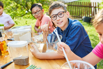 Kinder im Kochkurs für gesunde Ernährung