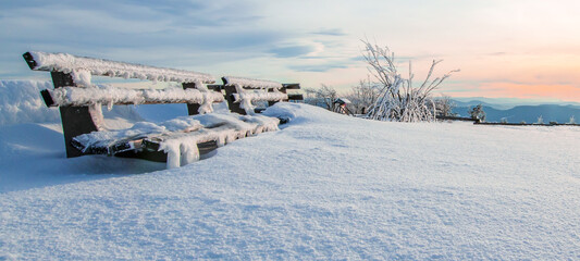 Winter Landschaft Schneelandschaft im Schwarzwald in Deutschland - Schnee Panorama von Winterlandschaft mit eingeschneiter gefrorener Holzbank