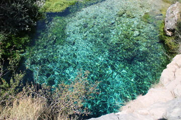 Pozo azul agua helada en pleno verano en Covanera